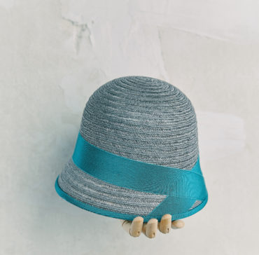 CHAPEAU CLOCHE - Gris bordé ruban Turquoise