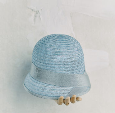 CHAPEAU CLOCHE - Bleu Clair bordé ruban Gris Clair