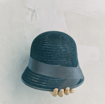 CHAPEAU CLOCHE - Bleu Marine bordé ruban Gris